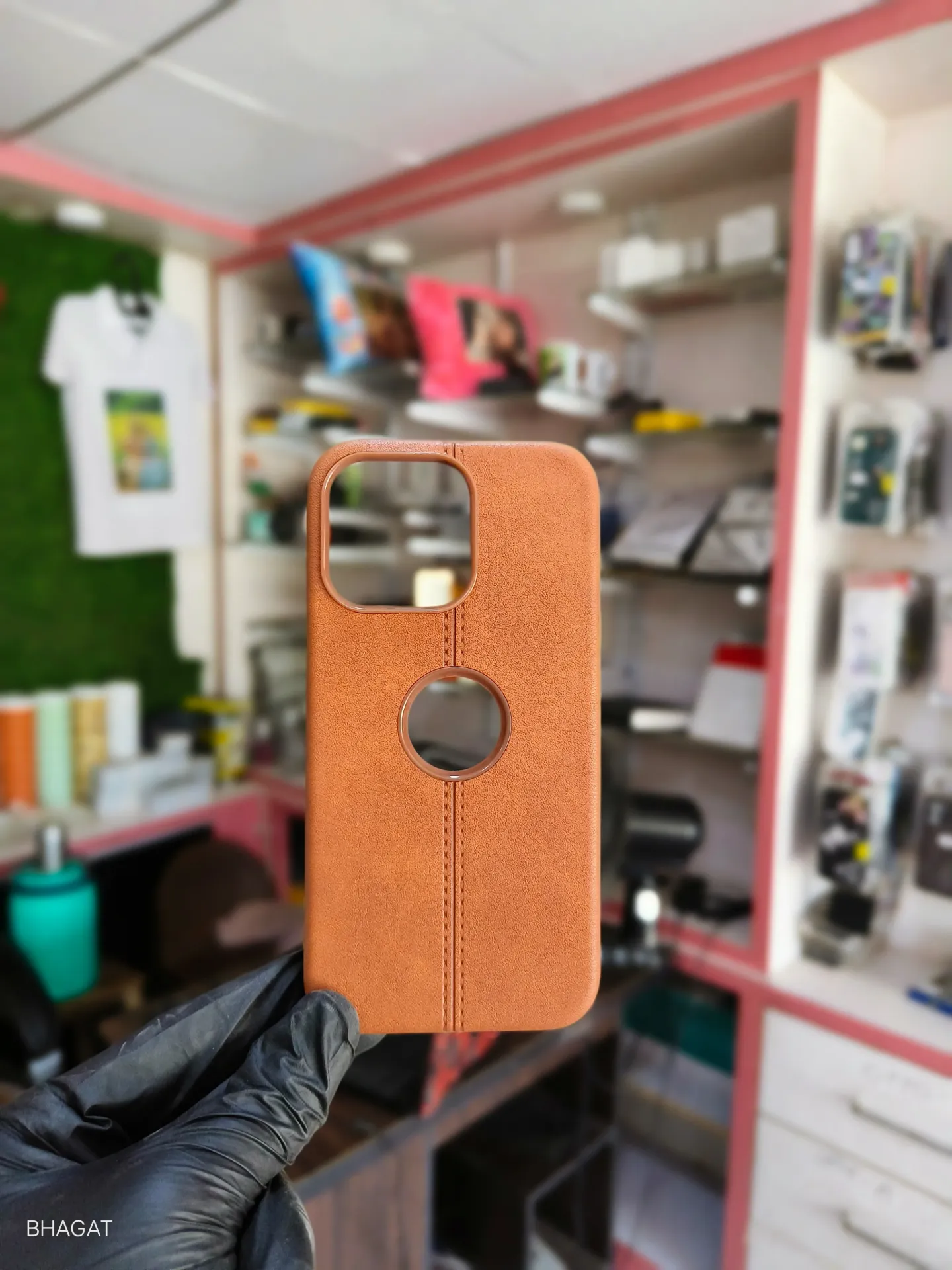 Leather case with logo cut - iphone 13 pro