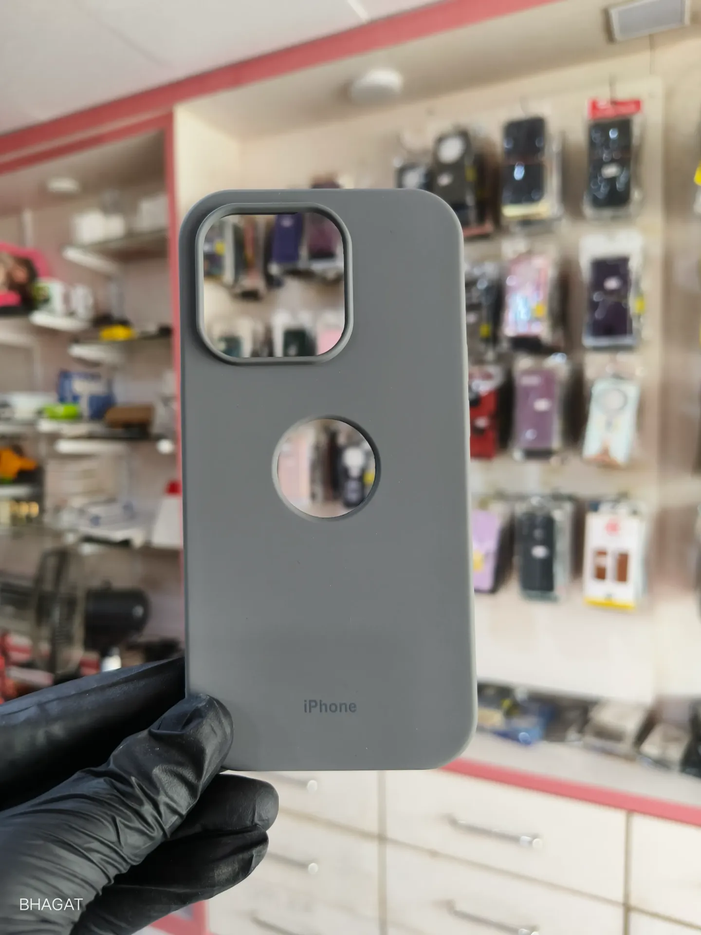 Silicon case with logo cut - iphone 14 pro