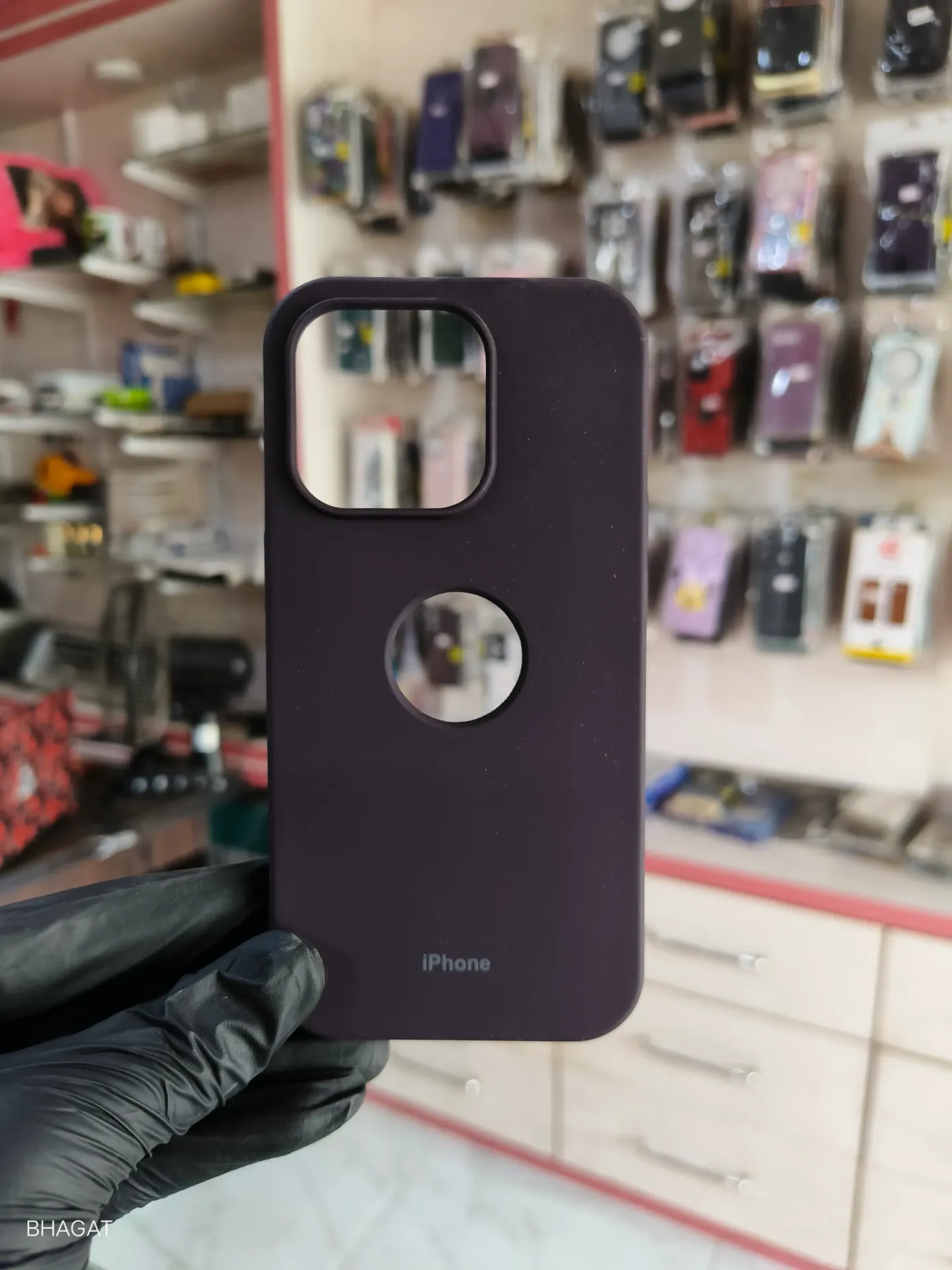 Silicon case with logo cut - iphone 14 pro